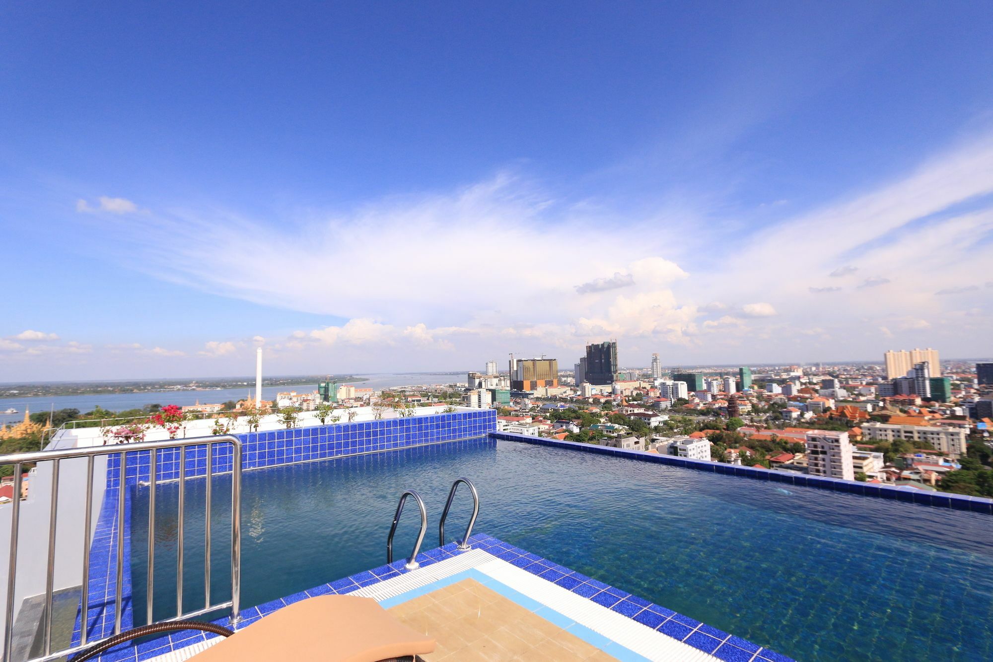 פנום פן Eastland Hotel & Apartment מראה חיצוני תמונה