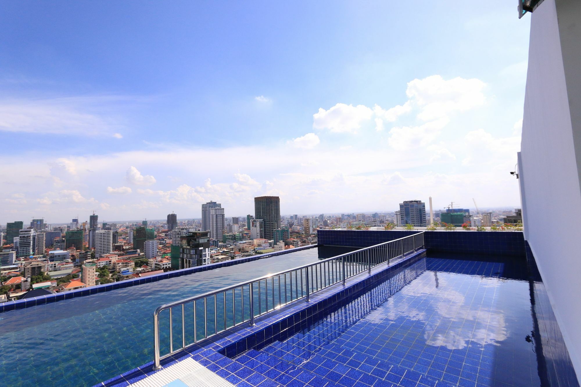 פנום פן Eastland Hotel & Apartment מראה חיצוני תמונה
