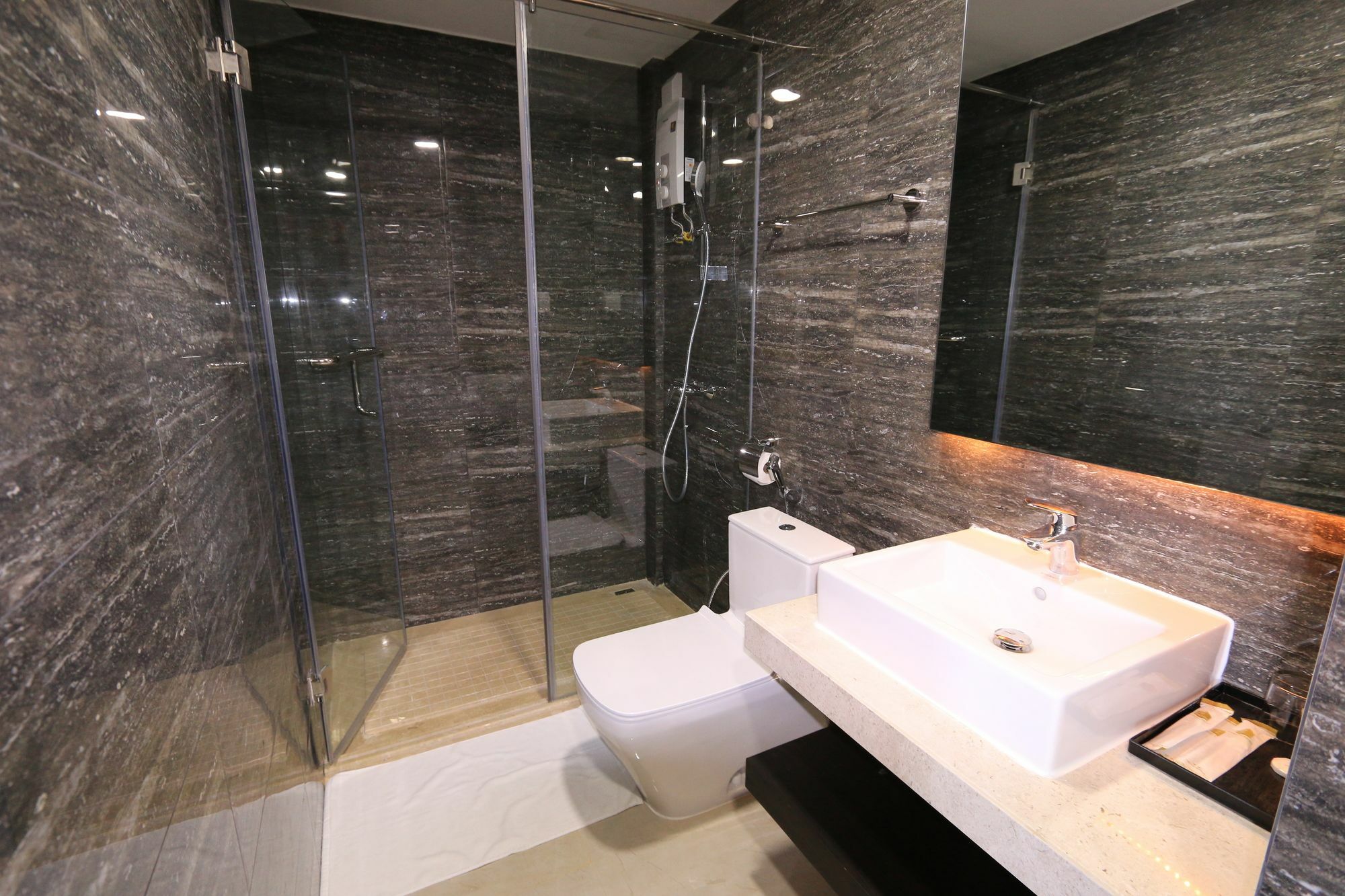 פנום פן Eastland Hotel & Apartment מראה חיצוני תמונה